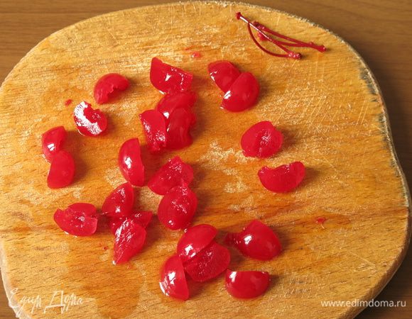 Нарезаем вишню.