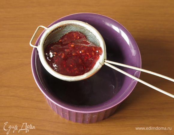 Перетираем джем малиновый, если он с косточками.