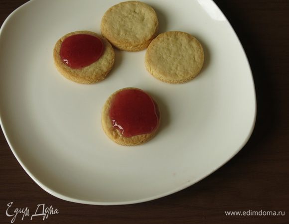 Соединяем печенья попарно, на нижнее кладем джем.