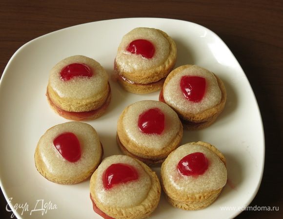 Кладем сверху вишню и ставим в холодильник на 20 — 30 мнут. Приятного аппетита!