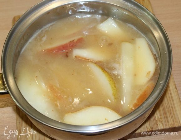 Соус образовавшийся при запекании (не весь, по вкусу), добавить к грушам. Добавить крахмал, разведенный в 2 ст. л. холодной воды, уварить до загустения.
