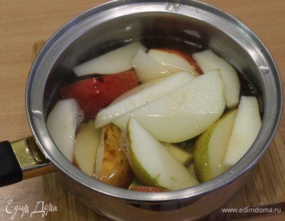 В кастрюльку налить сок, вино, добавить сахар, добавить нарезанные груши, припустить их в сиропе.