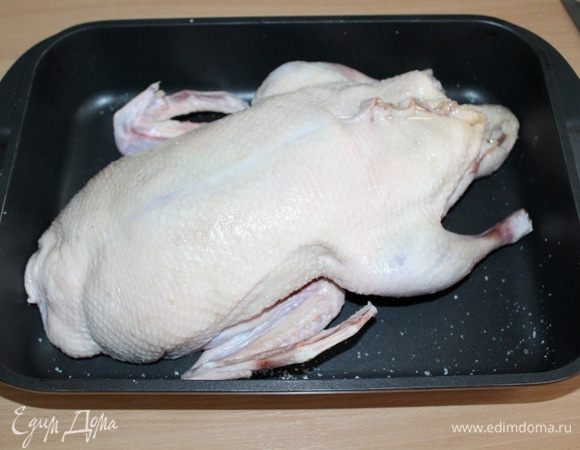 Утку зашить, посолить, поперчить. Запекать 30 минут в духовке при 180°С. Налить бульон и готовить еще 1,5 часа, поливая выделившимся соком.