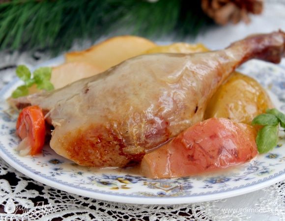 Подать утку с «пьяной» грушей и соусом.