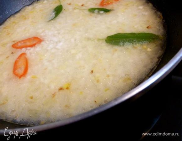 Заливаем водой на 1 см выше риса. Солим по вкусу, добавим щепотку сахара. Доводим до кипения, убавляем огонь до минимума, закрываем крышкой. Сверху крышки я еще кладу полотенце, чтобы из под крышки уходило меньше пара. Готовим минут 30 — 40, зависит от количества порции риса. Не открывая крышку, дадим настояться минут 10 — 15. Затем перемешаем.