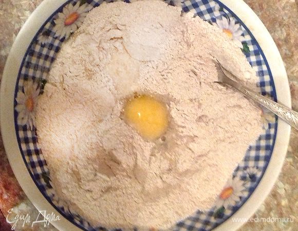 Смешать муку, разрыхлитель и яйцо, добавить растопленное масло и чуть теплое молоко. 