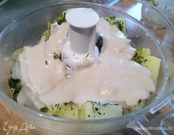 Добавить взбитый тунцовый соус.