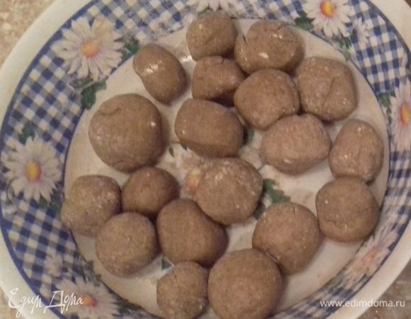 Разделить тесто на небольшие кусочки, каждый скатать в виде шарика. 