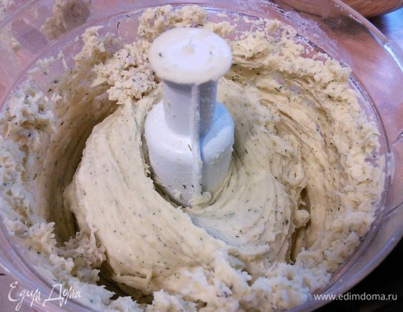 Взбить все до однородной консистенции, если будет суховато, добавить оливкового масла.