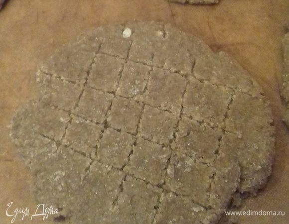 Раскатать шарики в кружки толщиной 0,7 см. Сделать надрезы сеточку на поверхности каждого кружка. Выпекать в духовке в течение 7 — 10 минут. Печенье печется очень быстро, поэтому смотрите по своей духовке, чтобы не пересохло. 