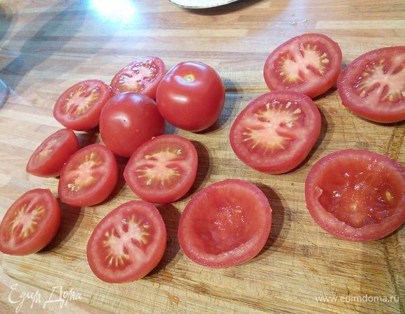 Помидоры, желательно среднего размера, разрезать пополам и вычистить серединку.