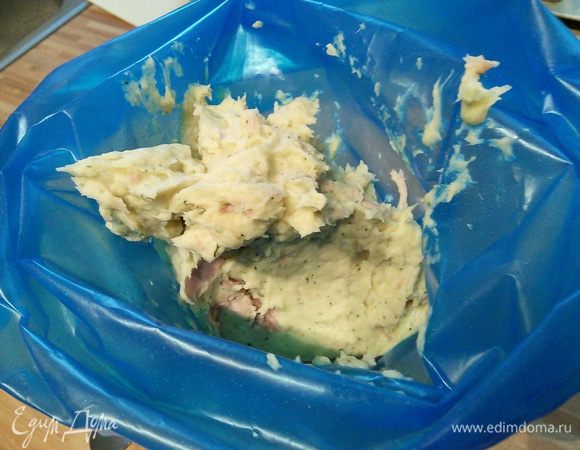 Наполнить кулинарный мешок кремом.