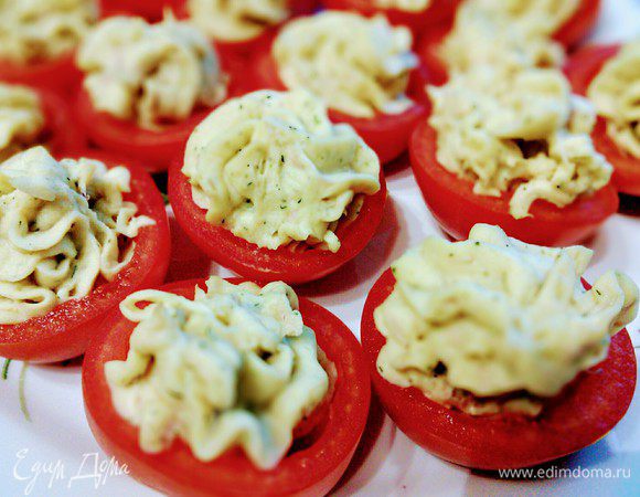 Наполнить половинки помидор кремом,