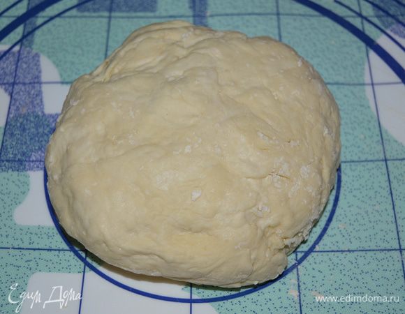 Вымесить тесто, используя оставшуюся муку, на коврике для теста. 