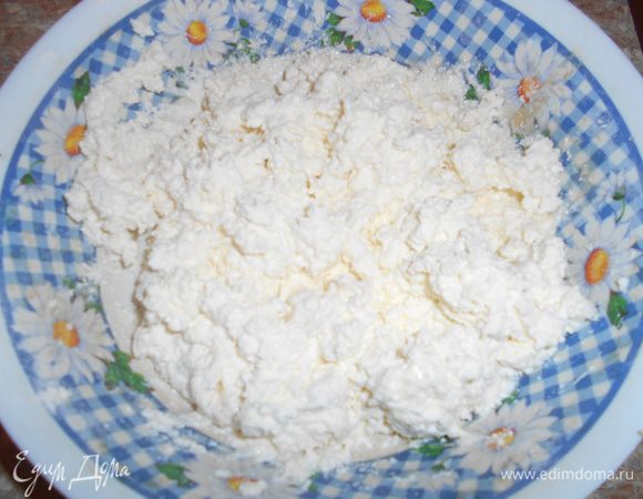 Для начинки смешать творог со сметаной и сахаром. По желанию можно добавить к начинке ванильный сахар или ванилин. 