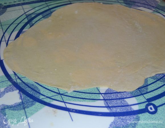 От теста отрезаем небольшой кусок и раскатываем его в тонкий пласт. Чем тоньше пласт, тем «прозрачнее» получатся вареники. Но слишком тонким тесто тоже делать не нужно, т.к. оно может попросту порваться. 