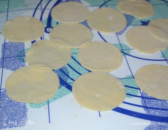 Вырезаем кружочки для вареников. Я делаю это тонким стаканом. 