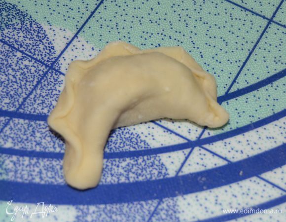 На каждый кружочек кладем чайную ложку начинки и защипываем по краю. Поскольку мы лепим вареники, то делаем их полукруглыми. Можно и край сделать «фигурным», чтобы вареники были не только вкусными, но и красивыми. 
Повторить процесс до окончания теста и начинки. Хранятся вареники в морозилке. 