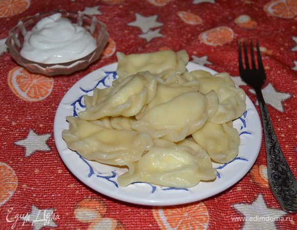Вареники отваривают в подсоленной воде в течение 5 — 7 минут. Подают со сметаной. Правда, никому, кроме Пацюка, не доводилось есть вареники, которые сами окунаются в сметану, а потом летят в рот. Но мы с поеданием вареников и вилкой неплохо справляемся. 