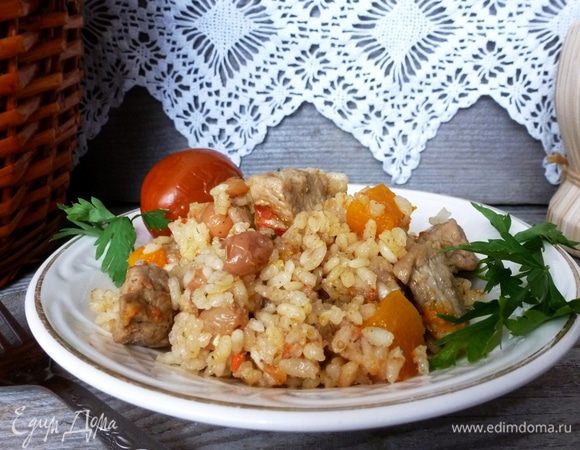 Рис хорошо промываем до прозрачности воды. Тыкву чистим и режем на кусочки. Горсть изюма без косточек хорошо помоем. Кладем в казан тыкву и изюм, размешиваем, а сверху ровно распределяем рис. Заливаем подсоленной водой так, чтобы воды над рисом было около 1,5 — 2 см. Доводим до кипения, уменьшаем до минимума и томим под крышкой минут 40. Затем выключаем огонь и оставляем кашу «дойти» еще минут 15 — 20. И только тогда открываем крышку и перемешиваем содержимое.