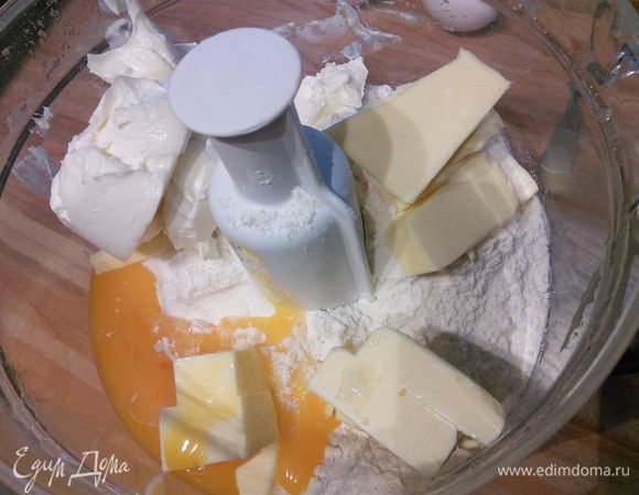 Для песочного теста холодное масло порезать на кусочки и соединить с мукой, сахарной пудрой, щепоткой соли и сливочным сыром. В блендере замешивать тесто быстро и удобно, советую воспользоваться именно им.  