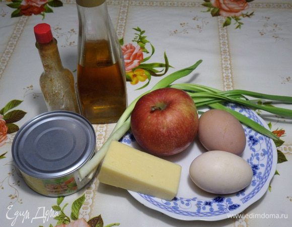 Подготавливаем продукты. Отвариваем яйцо. Остужаем и очищаем.