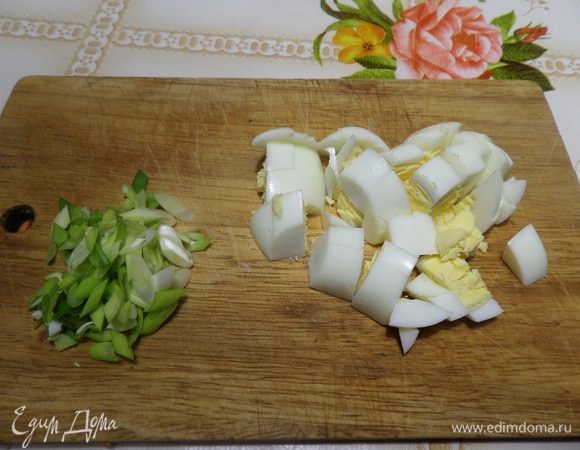 Нарезаем яйцо и зелень.