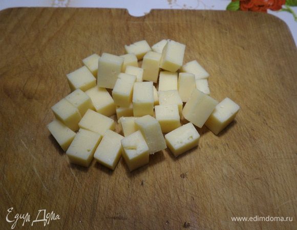 Кубиком нарезаем сыр.