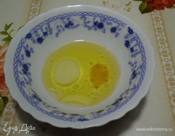 Готовим заправку для салата. В чашечке смешиваем оливковое масло, лимонный сок и соус табаско.