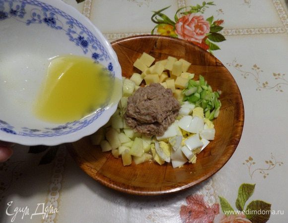 В чашку выкладываем нарезанные ингредиенты. Добавляем консервированного тунца ТМ «Магуро» и приготовленную заправку. (Можно добавить соль по вкусу).