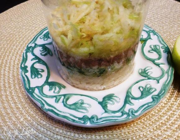 Последний слой это натертое на терке кислое яблоко и немного майонеза. Украсим зеленью, маслинами.