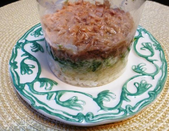 Дальше маринованный лук и мелко нарезанный укроп и немного майонеза. Следующий слой тунец ТМ «Магуро». 