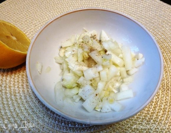 Сначала замаринуем лук, чтобы он не горчил. Мелко нарежем его, добавим лимонный сок, соль, сахар и перец.