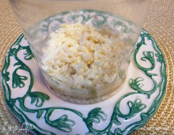 Собираем салат слоями. Первый слой вареный рис и немного майонеза.