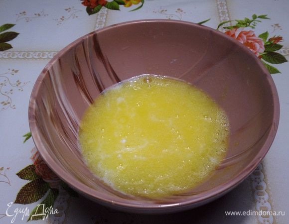 Добавляем растительное масло и молоко. Хорошо взбиваем.