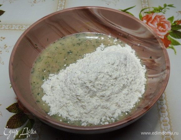 Добавляем просеянную муку и разрыхлитель теста. 