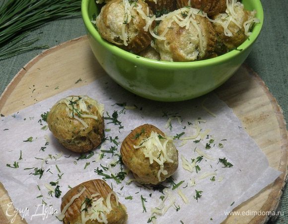 Подаем кексы, посыпав натертым сыром и зеленью.