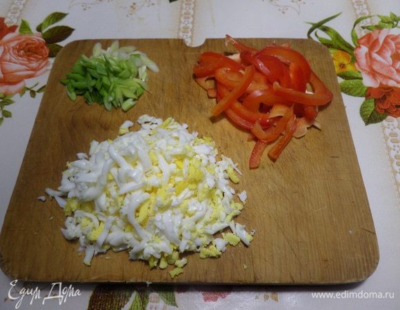 Нарезаем соломкой болгарский перец. Нарезаем зелень. Яйцо натираем на терке.