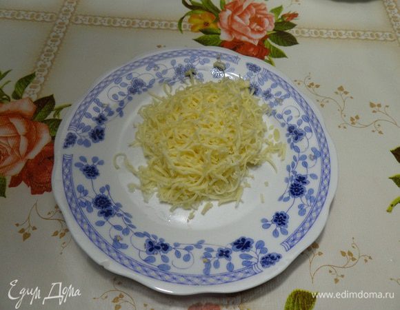 На мелкой терке натираем сыр.