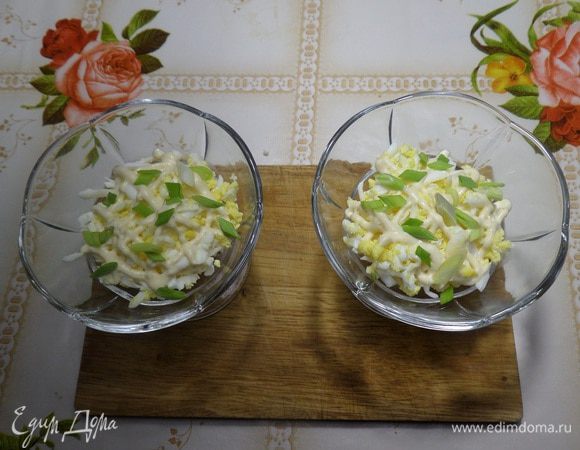 Собираем салат. Выкладываем натертое яйцо, смазываем соусом-заправкой. Посыпаем зеленым луком.