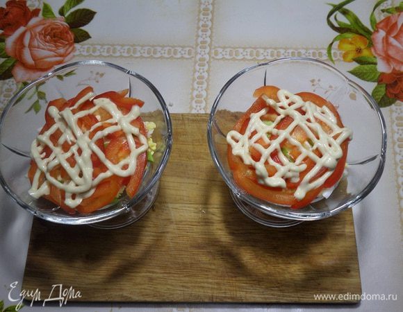 Выкладываем нарезанный болгарский перец. Добавляем соус-заправку.