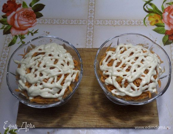 Выкладываем морковь по-корейски. Добавляем соус-заправку.