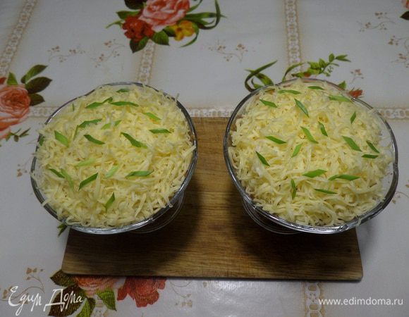 Выкладываем натертый сыр и нарезанную зелень.