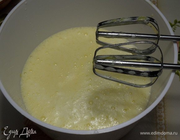 Добавляем сыворотку. Взбиваем миксером.