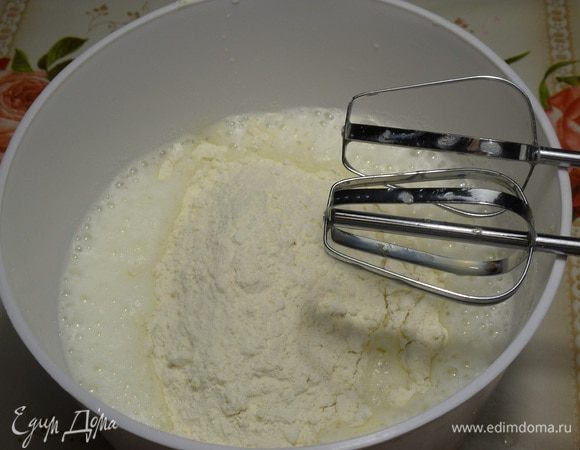 Добавляем просеянную муку и разрыхлитель. Хорошо взбиваем миксером.