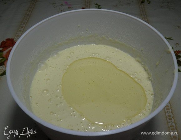 Добавляем растительное масло. Хорошо перемешиваем. Тесто для блинов готово.