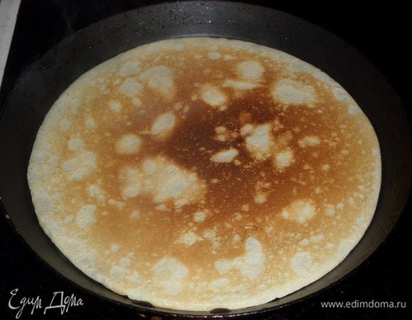 На сковороде выпекаем блины.