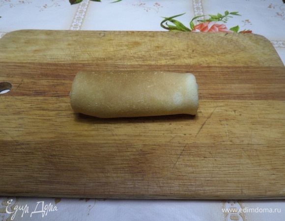 Фаршированный блин готов. Таким образом фаршируем испеченные блины. Фаршированные блины выкладываем на противень и отправляем в разогретую духовку на 5 — 10 минут. 