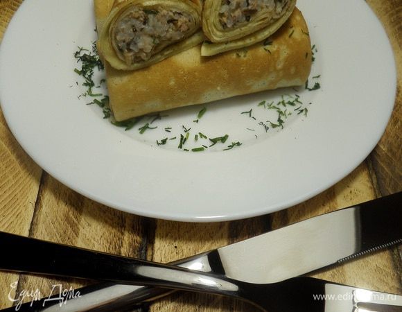 Подаем блины, посыпав нарезанной зеленью. Приятного аппетита.