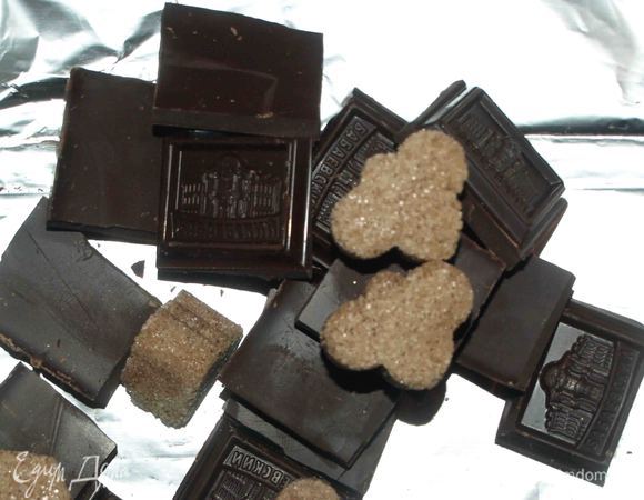 Шоколад ломаем на кусочки.